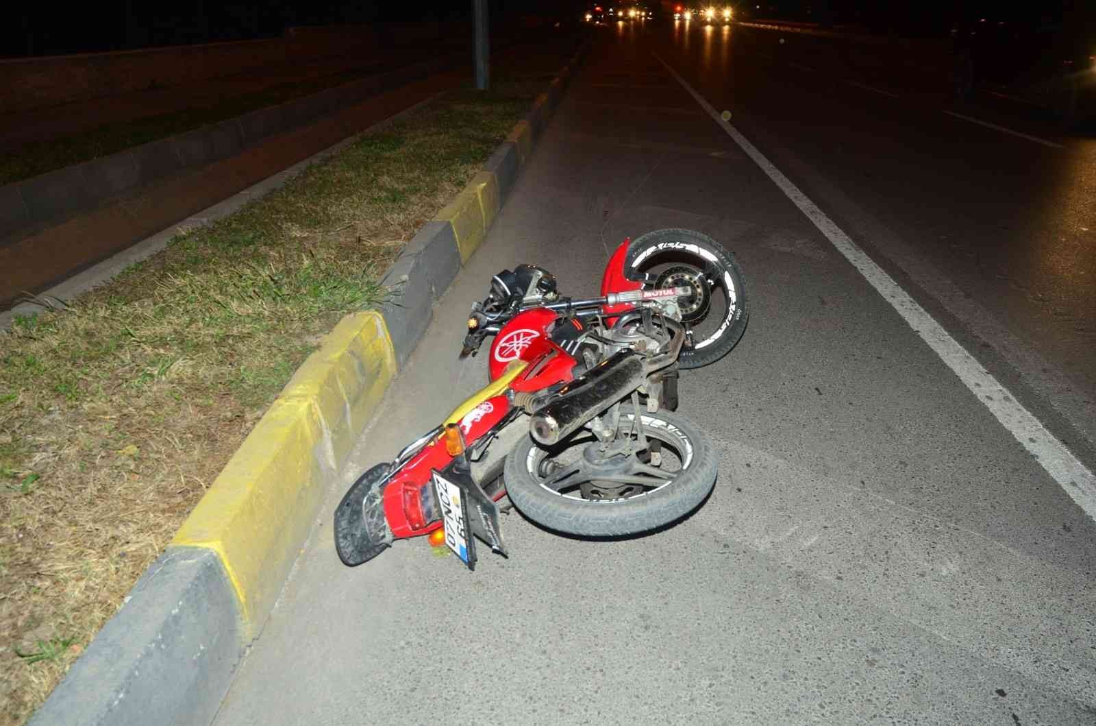 Antalya’da motosiklet refüje çarptı: 2 yaralı