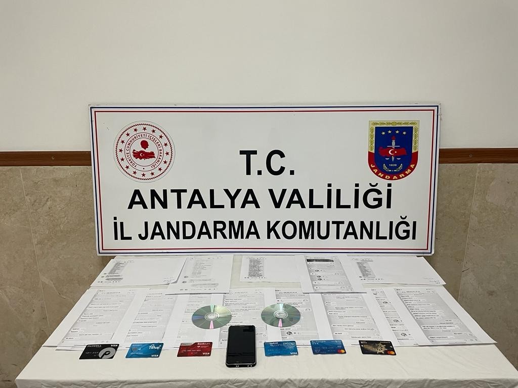 Antalya’da vatandaşları ‘operasyon yapılacak’ diyerek dolandıran şahıs yakalandı